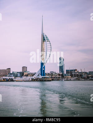 Portsmouth Spinnaker Tower aus der Gosport Ferry mit Reflexionen über das ruhige Meer, Hampshire, Großbritannien Stockfoto