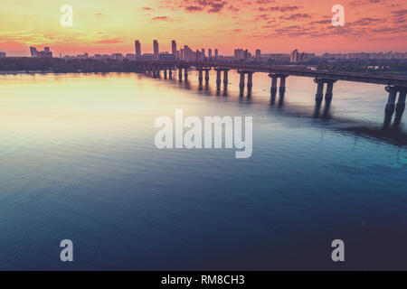 Die Skyline der Stadt Kiew am Morgen, Paton Brücke. Linken Ufer des Dnjepr. Luftaufnahme Stockfoto