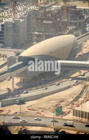 Eine U-Bahn verlassen Burj Dubai Metro Station in der Innenstadt von Dubai in den Vereinigten Arabischen Emiraten (VAE) Stockfoto