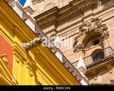 Bischöfliche oder Bishop's Palace Gargoyle, Plaza del Obispo und die Kathedrale von Malaga, Andalusien, Spanien Stockfoto