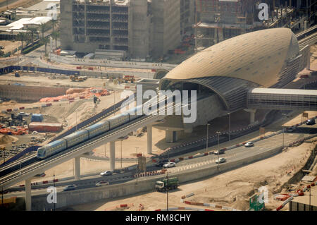 Eine U-Bahn verlassen Burj Dubai Metro Station in der Innenstadt von Dubai in den Vereinigten Arabischen Emiraten (VAE) Stockfoto