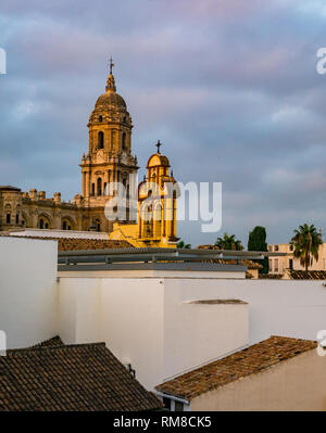 Blick über die Dächer von Bell Tower in der Dämmerung, Kathedrale Basilica, Malaga, Andalusien, Spanien Stockfoto