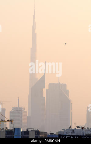 Die hohen Kilometer hohe Metall Struktur des Burj Khalifa, wie dem Burj Dubai v am späten Nachmittag Hitzeflimmern in der Innenstadt von Dubai in der Uni bekannt Stockfoto