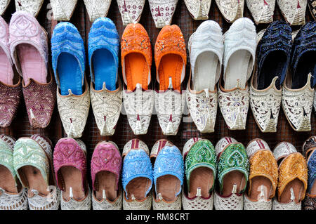 Ein rack Anzeige der Arabischen Damen Schuhe auf den Verkauf in den Souk Al Kabir (Auch als Dubai Alten Souk bekannt) in Dubai in den Vereinigten Arabischen Emiraten (VAE) Stockfoto