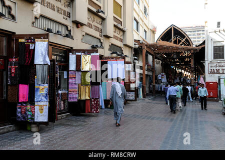 Im Souk Al Kabir (auch bekannt als Dubai Alten Souk) in Dubai in den Vereinigten Arabischen Emiraten (VAE) Der Souk hat einen schmalen überdachten Gasse voller Indischen Stockfoto