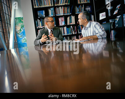 Die Unternehmer etwas diskutieren um einen Konferenztisch. Stockfoto