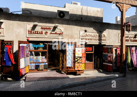 Im Souk Al Kabir (auch bekannt als Dubai Alten Souk) in Dubai in den Vereinigten Arabischen Emiraten (VAE) Der Souk hat einen schmalen überdachten Gasse voller Indischen Stockfoto