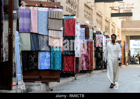 Im Souk Al Kabir (auch bekannt als Dubai Alten Souk) in Dubai in den Vereinigten Arabischen Emiraten (VAE) Der Souk hat einen schmalen überdachten Gasse voller Indischen Stockfoto