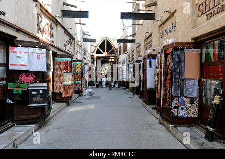 Im Souk Al Kabir (auch bekannt als Dubai Alten Souk) in Dubai in den Vereinigten Arabischen Emiraten (VAE) Der Souk hat einen schmalen überdachten Gasse voller Indischen Stockfoto