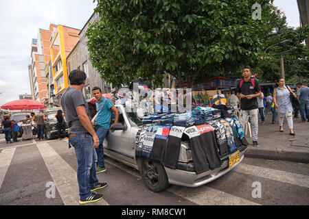 Medellin, Kolumbien - 23. Juli 2018: Street Hersteller verkaufen Kleidung angezeigt, oben auf seinem Auto Stockfoto