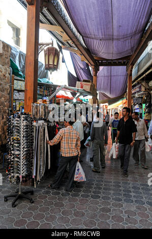 Im Souk Al Kabir (auch bekannt als Dubai Alten Souk) in Dubai in den Vereinigten Arabischen Emiraten (VAE) Der Souk hat einen schmalen überdachten Gasse voller Indischen Stockfoto