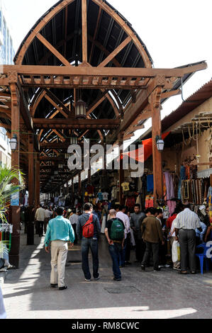 Im Souk Al Kabir (auch bekannt als Dubai Alten Souk) in Dubai in den Vereinigten Arabischen Emiraten (VAE) Der Souk hat einen schmalen überdachten Gasse voller Indischen Stockfoto