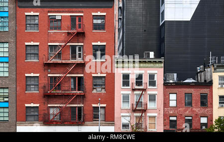 Alte Häuser mit Feuer entkommt in New York City, USA. Stockfoto