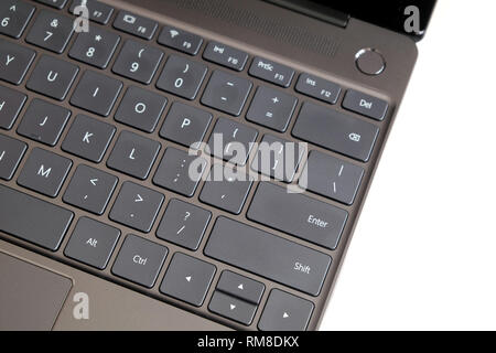 Teil geöffnet Notebook mit Tastatur, Touchpad und leeren Spiegel Bildschirm schwarz eröffnet Laptop auf weißem Hintergrund Draufsicht closeup isoliert Stockfoto