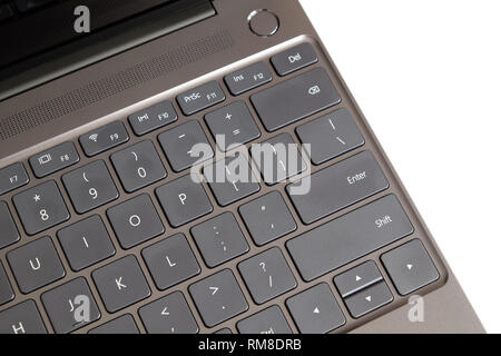 Teil geöffnet Notebook mit Tastatur, Touchpad und leeren Spiegel Bildschirm schwarz eröffnet Laptop auf weißem Hintergrund Draufsicht closeup isoliert Stockfoto