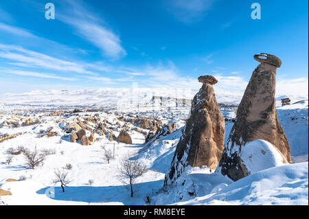 Snowy Winter an drei Grazien, drei guzeller Beautifuls (UC) Rock Hills in Devrent valley Kappadokien, Nevsehir, Türkei Stockfoto