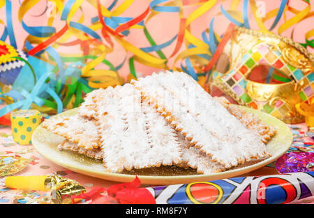 Chiacchiere oder Cenci, typisch italienische Dessert für Karneval. Sie werden gebraten und mit Puderzucker bedeckt. Stockfoto