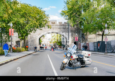 Quebec, OKT 3: Polizei Motor die Straße Block vor der alten Porte Saint-Louis Mauer am Okt 3, 2018 in Quebec, Kanada Stockfoto