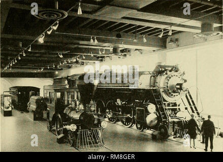 . Jahresbericht für das Jahr beendet 30. Juni.... United States National Museum. Exponate 15 Wilmarth für die Cumberland Valley Railroad in Pennsylvania. Ein Cut-Modell eines diesel-elektrischen Lokomotive zeigt ein Typ, der Dampflok auf Amerikanische Eisenbahnen in den letzten Jahren verdrängt hat. Eine Seilbahn in Seattle, Washington, im späten 19. Jahrhundert steht auf einem Abschnitt der Schmalspur Spur in einer erhöhten Posi-tion, so dass Besucher der U-Bahn Bau für seinen Betrieb erforderlichen sehen können. Grundlegende Entwicklungen in der Straße Autos, Lokomotiven, und Schiene - Straße Autos werden dargestellt Stockfoto