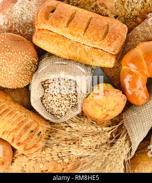 Hintergrund Brot aus Weizen und Roggen hergestellt. Ansicht von oben. Stockfoto
