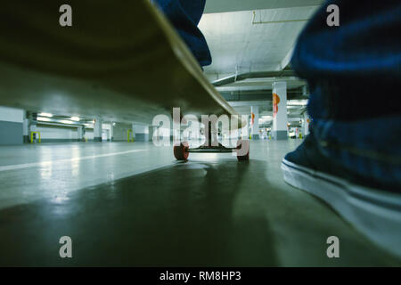 Skateboarden. Low Angle View der Skateboarder auf Longboard Stockfoto