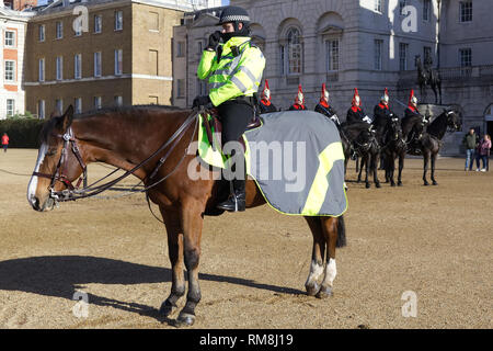 Schlafende Polizei Pferd die Bewachung der Blues und Royals auf Horse Guards Parade Ground Stockfoto