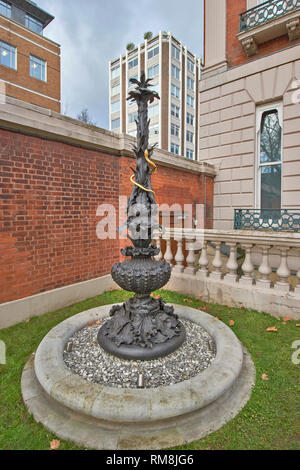 LONDON THE WALLACE COLLECTION HERTFORD HOUSE MANCHESTER SQUARE SCHWARZ BLUME SKULPTUR mit goldenen Schlange verschlungen Stockfoto