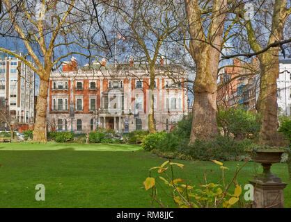 LONDON THE WALLACE COLLECTION HERTFORD HOUSE MANCHESTER SQUARE GESEHEN AUS DEM GARTEN AM FRÜHEN MORGEN Stockfoto