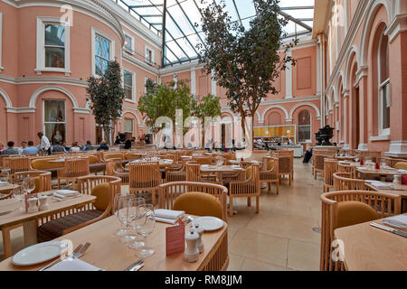 LONDON THE WALLACE COLLECTION HERTFORD HOUSE MANCHESTER SQUARE im Cafe oder Restaurant INNENRAUM Stockfoto