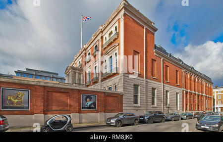 LONDON THE WALLACE COLLECTION HERTFORD HOUSE MANCHESTER SQUARE DAS HAUS AM FRÜHEN MORGEN UND BILDER AN DER WAND Stockfoto