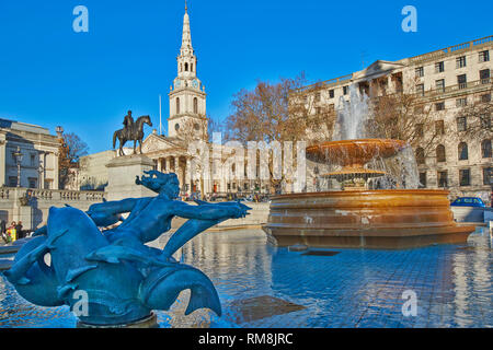 LONDON Trafalgar Square, die National Gallery ein Brunnen mit Delphin Statue und der Turm von St. Martin IN DIE FELDER Stockfoto