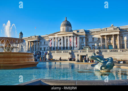 LONDON Trafalgar Square, der National Gallery und einem Brunnen Stockfoto