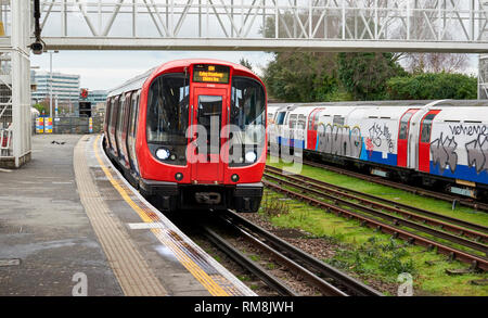 Die Londoner U-Bahn- oder U-Bahn AN EINEM BAHNHOF ZIEL EALING BROADWAY AUF DER DISTRICT LINE Stockfoto