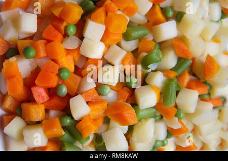 Schüssel, gewürfelte Gemüse, mit Karotten, Kartoffeln, Bohnen und Erbsen vermischt... Stockfoto