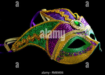 Jester Karneval mask Seitenansicht auf schwarzem Hintergrund. Stockfoto