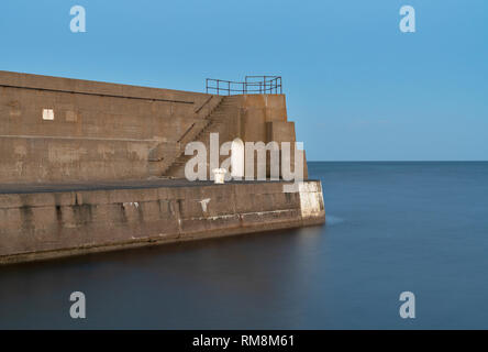 Lossiemouth Hafen Pier teilt den Blues in Moray, Schottland, Großbritannien Stockfoto