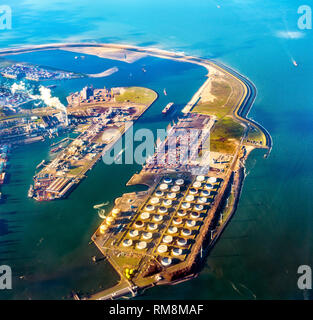 Luftaufnahme der Hafen von Rotterdam und der Maasvlakte, deren Erweiterung. Die großen Hafen in Europa Stockfoto