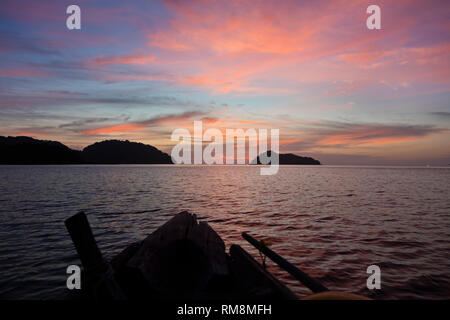 Die Sonnenuntergänge auf Ko Surin thailändischen Insel in Mu Ko Surin Nationalpark - THAILAND Stockfoto