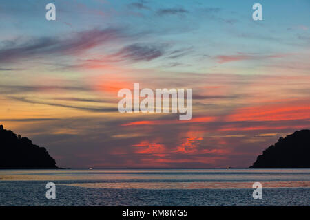 Die Sonnenuntergänge auf Ko Surin thailändischen Insel in Mu Ko Surin Nationalpark - THAILAND Stockfoto