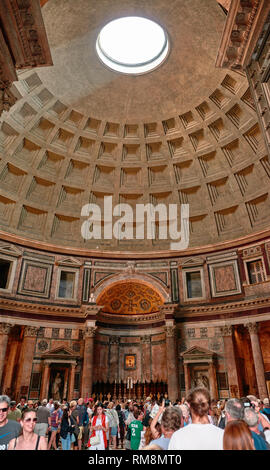 Italien, Rom, 30.Mai.2018, Pantheon, Touristen bewundern Sie das Innere des Tempels Stockfoto