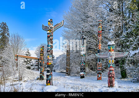 Totempfähle im Winter, Brockton Point, Stanley Park, Vancouver, British Columbia, Kanada Stockfoto