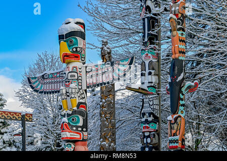 Schnee auf Totem Poles im Winter, Brockton Point, Stanley Park, Vancouver, British Columbia, Kanada Stockfoto