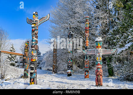 Totempfähle im Winter, Brockton Point, Stanley Park, Vancouver, British Columbia, Kanada Stockfoto