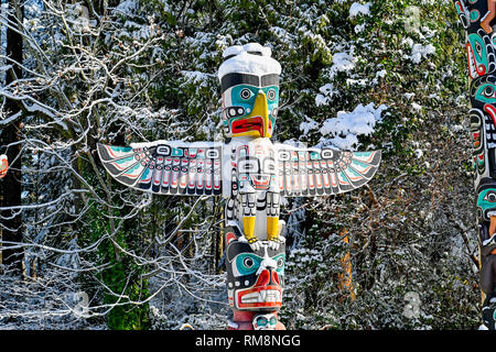 Totem Pole im Winter, Brockton Point, Stanley Park, Vancouver, British Columbia, Kanada Stockfoto