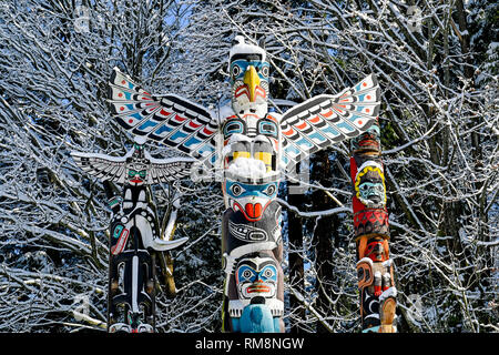 Totempfähle im Winter, Brockton Point, Stanley Park, Vancouver, British Columbia, Kanada Stockfoto