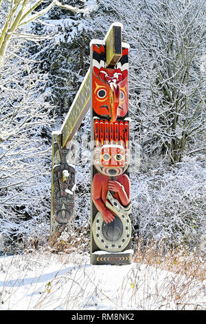 Coast Salish totem Portal von Musqueam artist Susan Punkt, Stanley Park, Vancouver, British Columbia, Kanada Stockfoto
