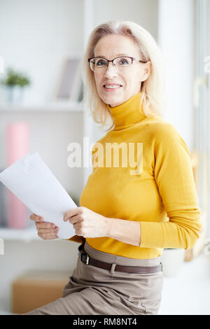 Reife Geschäftsfrau lächelnd an Kamera Stockfoto