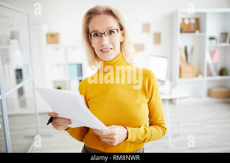 Reife Manager suchen an Kamera Stockfoto