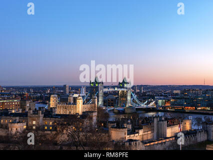 Erhöhten Blick auf den Tower of London und die Tower Bridge im Hintergrund Stockfoto