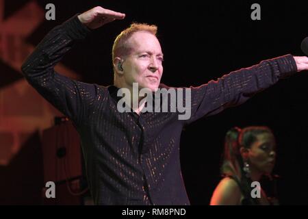 Die B-52-Sänger Fred Schneider ist dargestellt auf der Bühne während eines Konzertes aussehen. Stockfoto